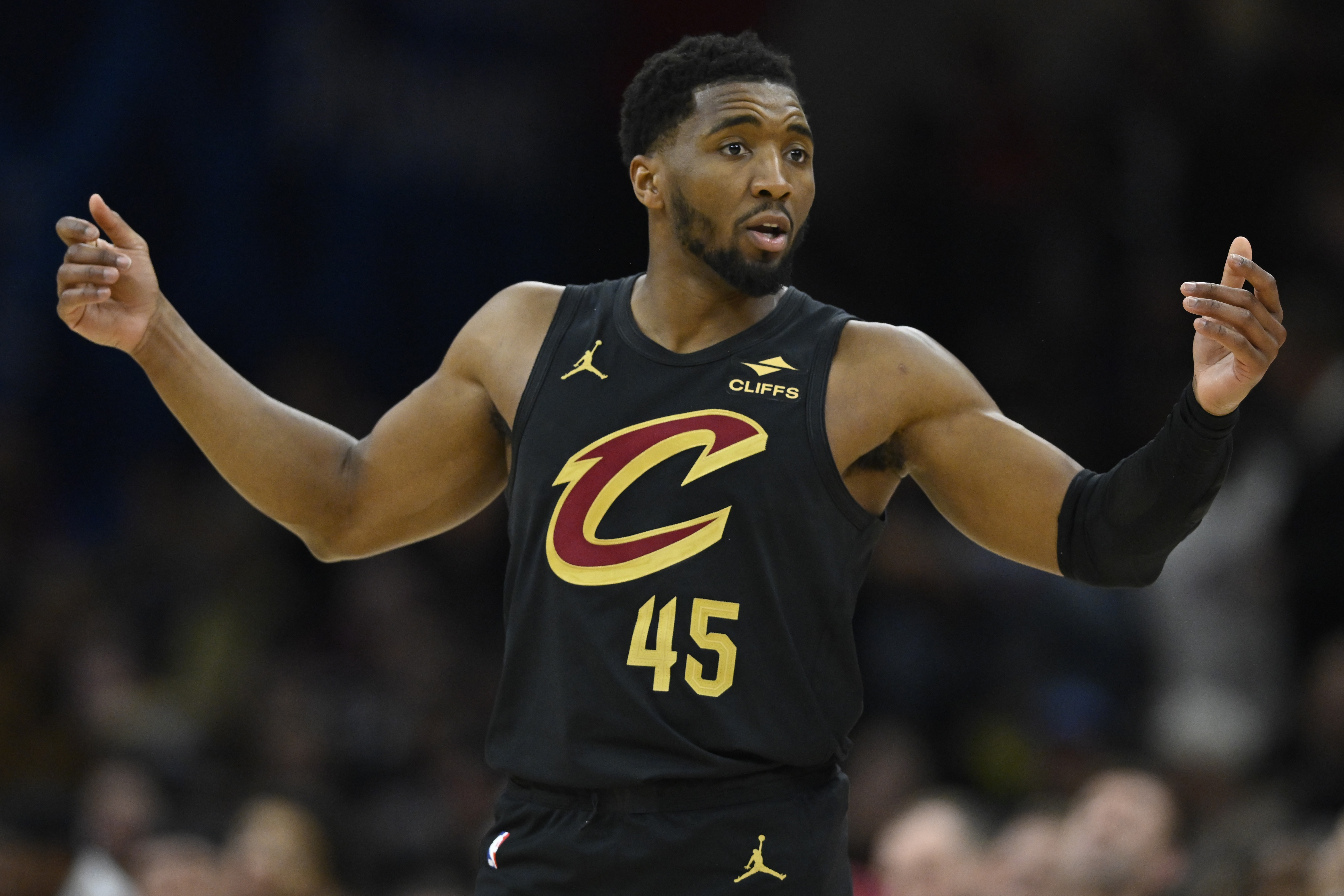 v站-再加把劲儿！米切尔半场首发17分钟 13中6&amp;三分4中1砍16分2板