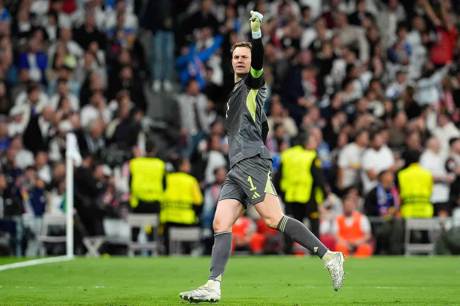 v站体育-续约？诺伊尔：一切皆有可能，我喜欢与这些队友、教练共事